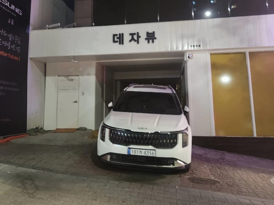 강남 데자뷰 입구/간판